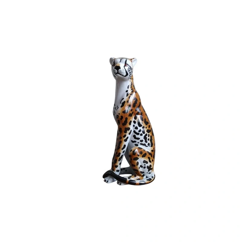 Sedící leopard – keramická socha, elegantní ručně vyrobená zvířecí dekorace do interiéru
