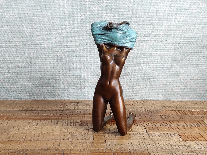 Akt ženy – bronzová soška, elegantní umělecká dekorace inspirovaná ženskou krásou