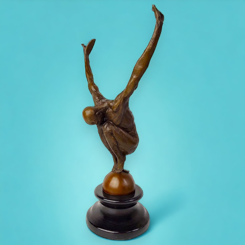 Svalnatý muž – bronzová socha skokana do vody, sportovní umělecká dekorace s motivem gymnastiky