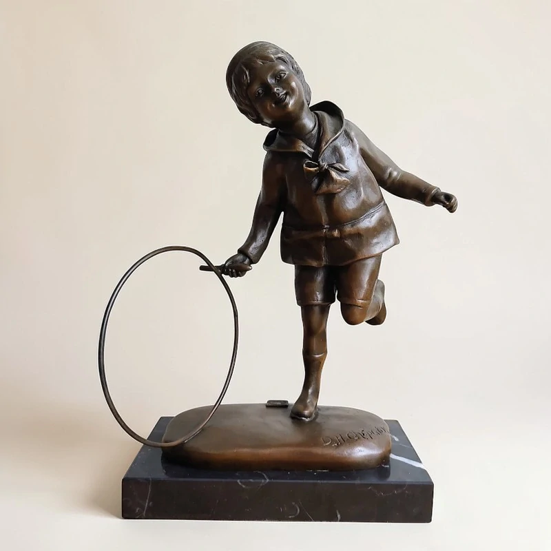 Chlapec s obručí – bronzová socha, ručně vyrobená umělecká dekorace do interiéru