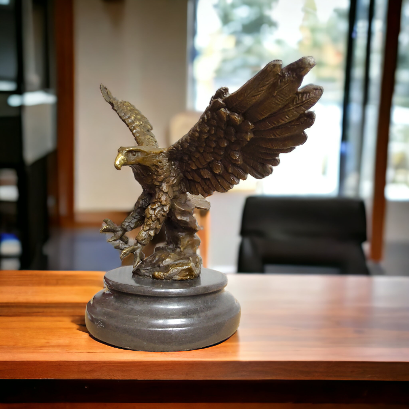 Orel v letu na mramoru – bronzová soška, majestátní zvířecí umělecká dekorace