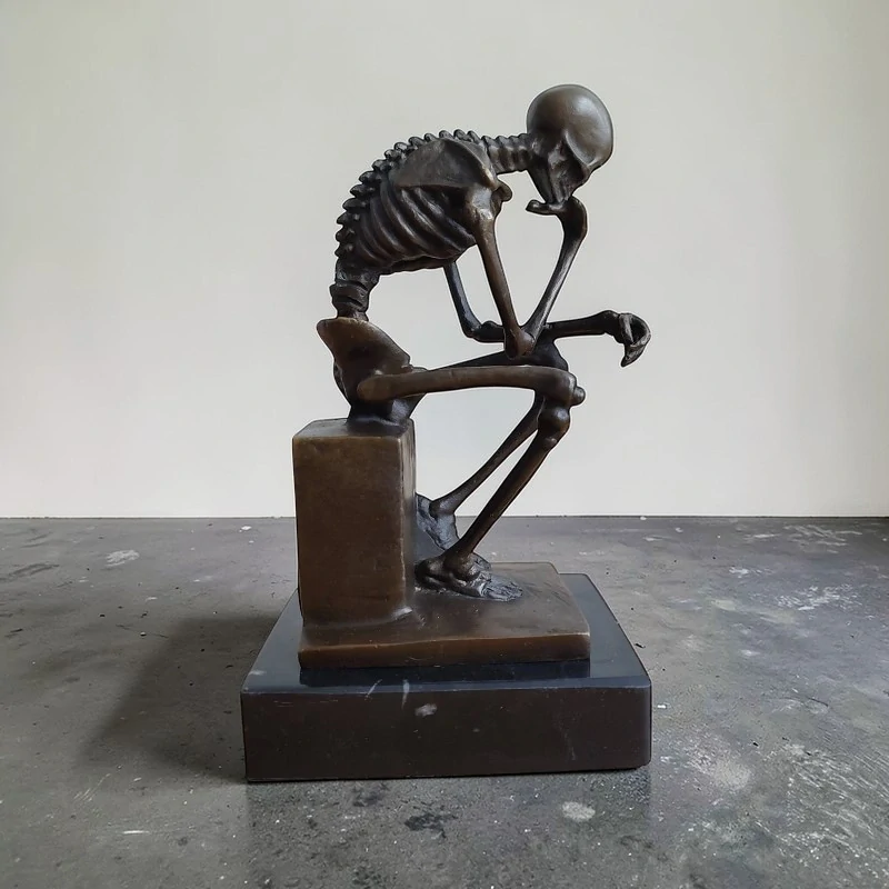Myslitel – sedící kostra, bronzová soška s filozofickým motivem, umělecká dekorace