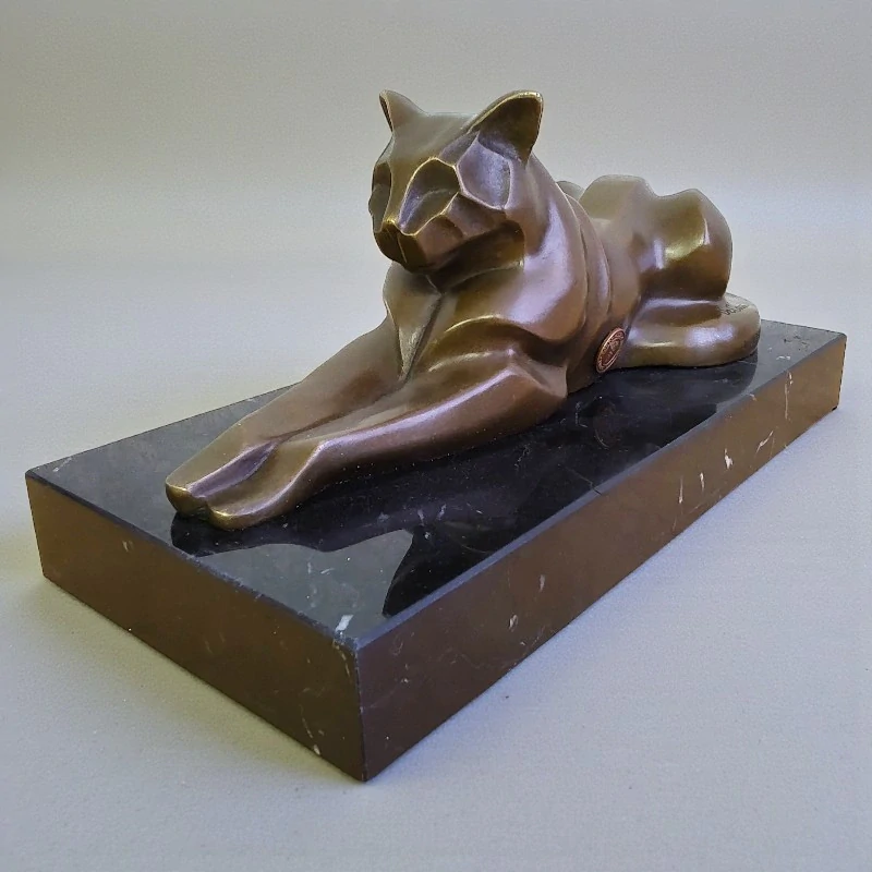 Bronzová socha ležící kočky – kubistický styl podle Michel Decoux | Signovaná, číslovaná, na mramoru