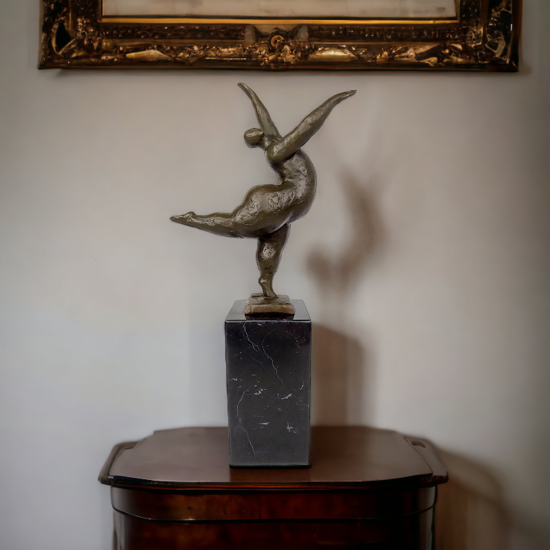 Tančící dáma – bronzová socha na mramorovém podstavci, elegantní umělecká dekorace