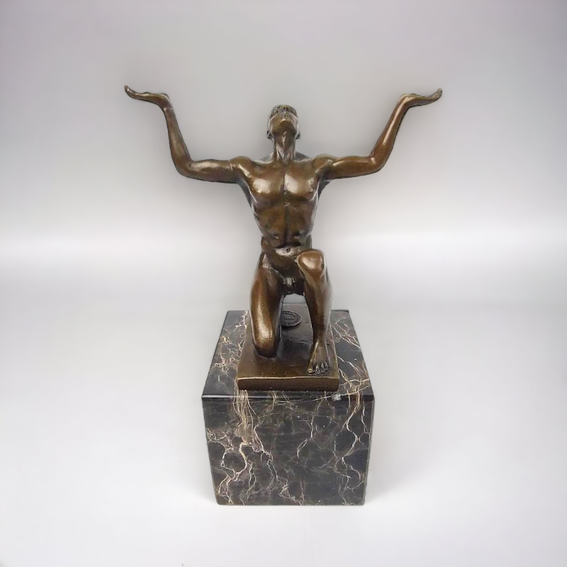 Sportovec - Moderní gymnastika - nahý muž klečící - bronzová soška