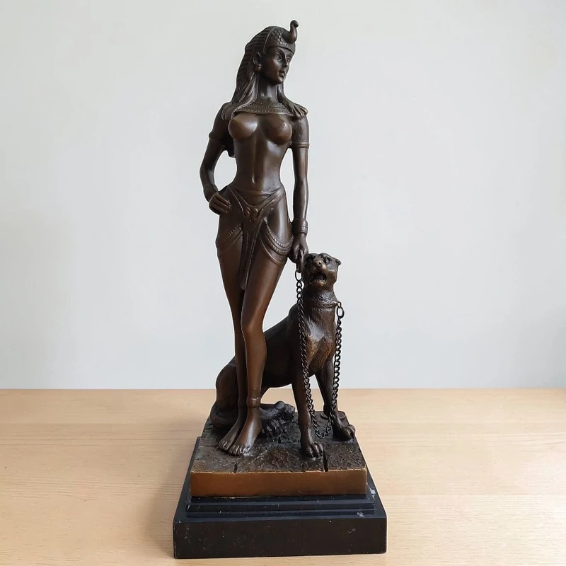 Kleopatra s panterem – bronzová figurální soška