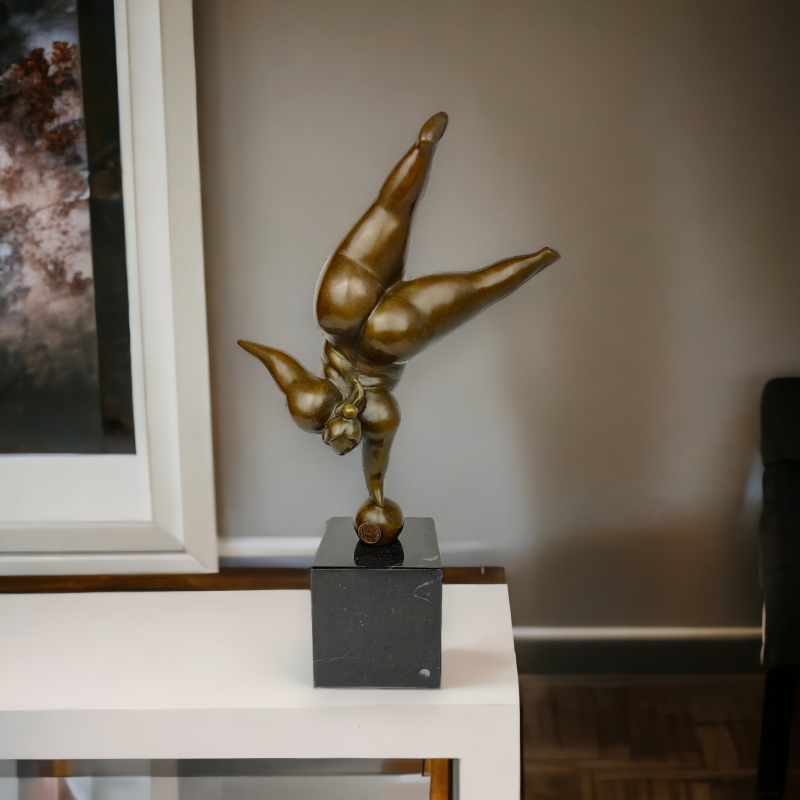 Dáma balancující na jedné ruce – moderní bronzová soška, elegantní umělecká dekorace