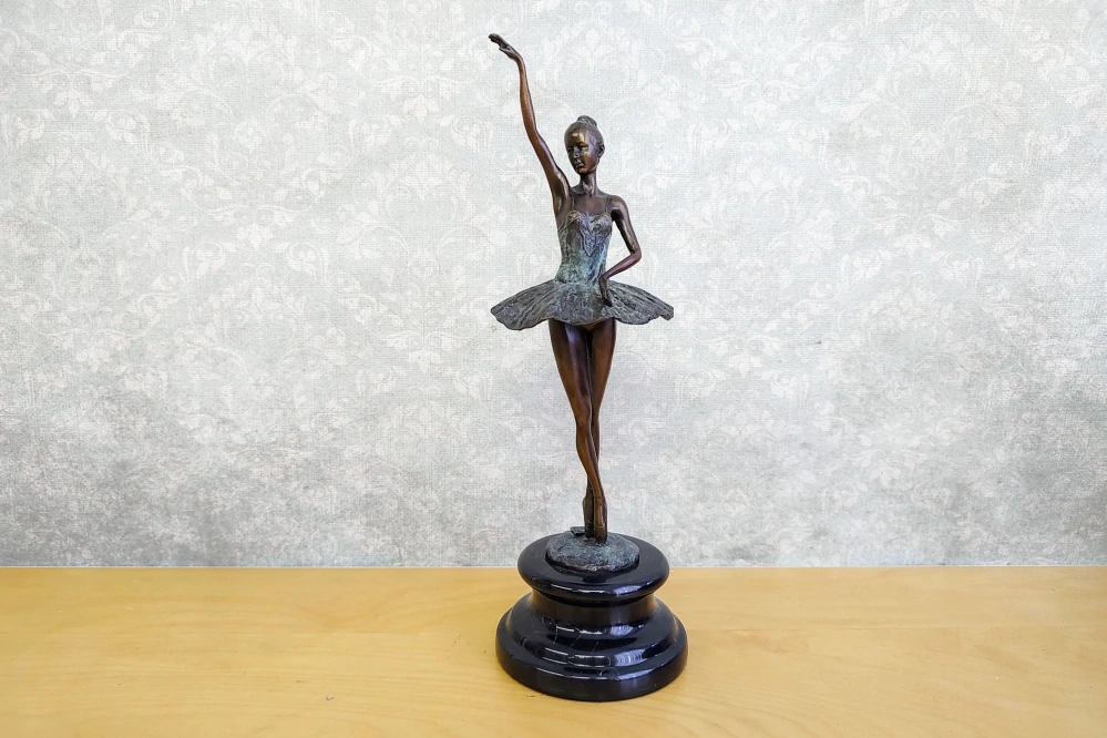 Baletní tanečnice – bronzová socha primabaleríny, elegantní umělecká dekorace