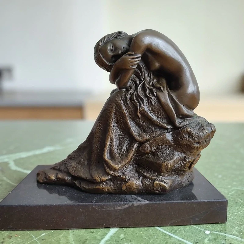 Spící žena – bronzová socha na mramorovém podstavci – elegantní dekorace do interiéru