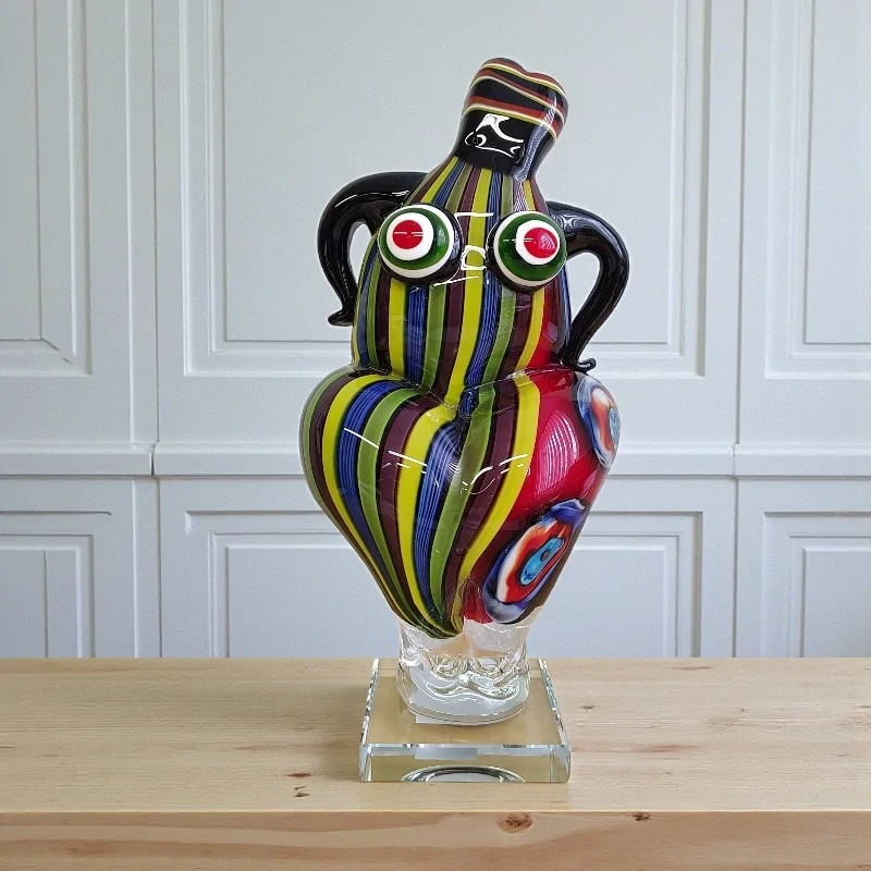 Designová skleněná socha smyslné tanečnice