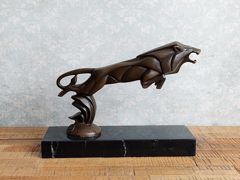 Skákající lev – bronzová socha ve stylu Art Deco, podle Casimira Braua
