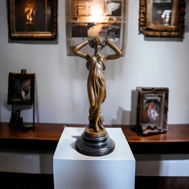 Nymfa s květinami ve vlasech – bronzová socha