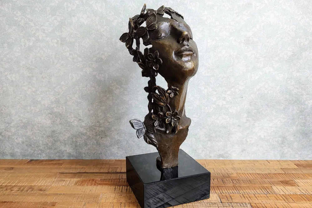 Tvář ženy – dívka s květinami, bronzová socha podle Miguela Fernanda Lopeze