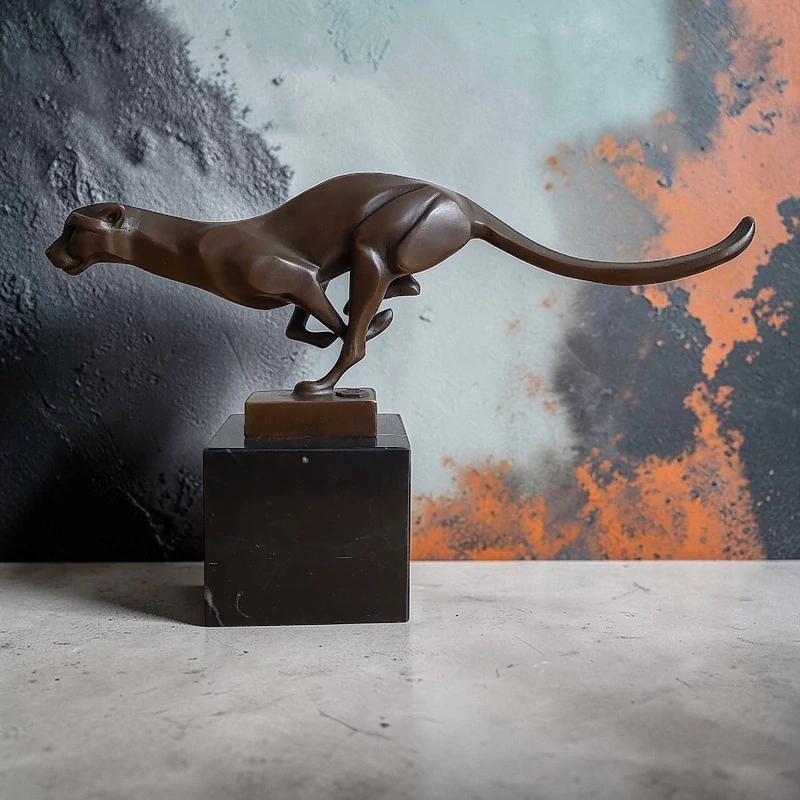 Moderní bronzová socha geparda – běžící gepard na mramorovém podstavci, elegantní zvířecí dekorace