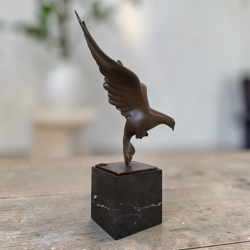 Holub v letu – bronzová socha