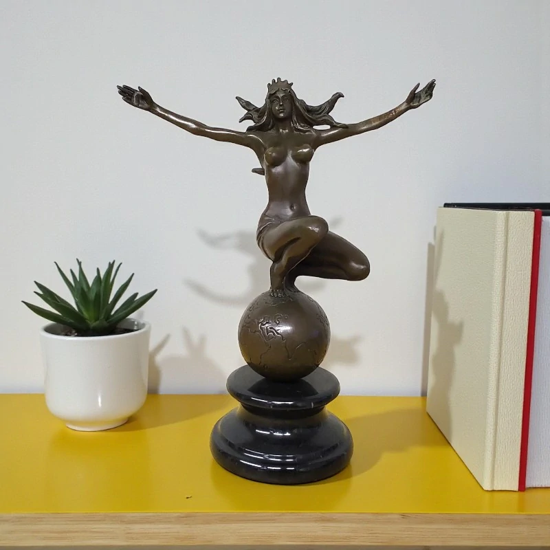 Bohyně země – bronzová soška