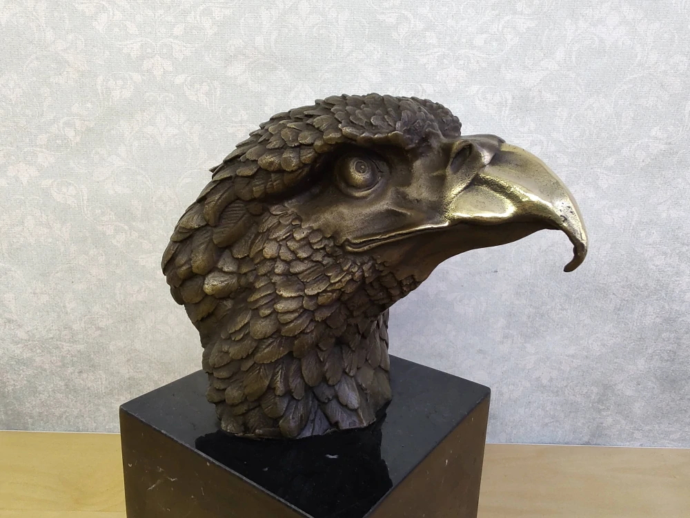 Hlava orla – bronzová socha, symbol síly a svobody