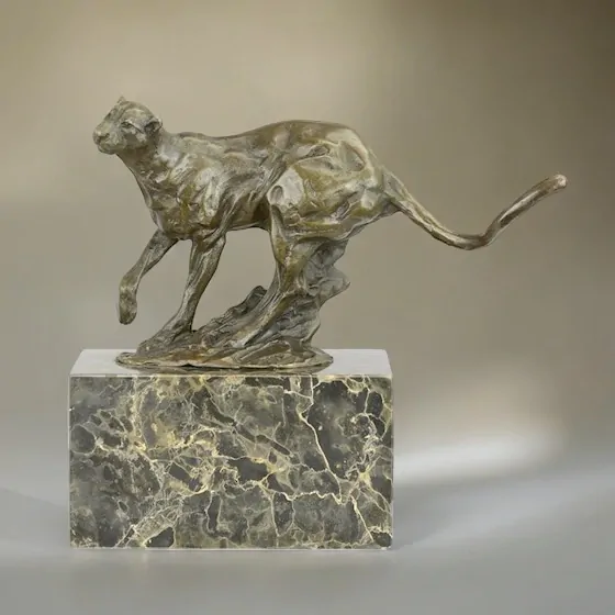 Běžící puma – bronzová socha divoké šelmy, symbol síly a elegance