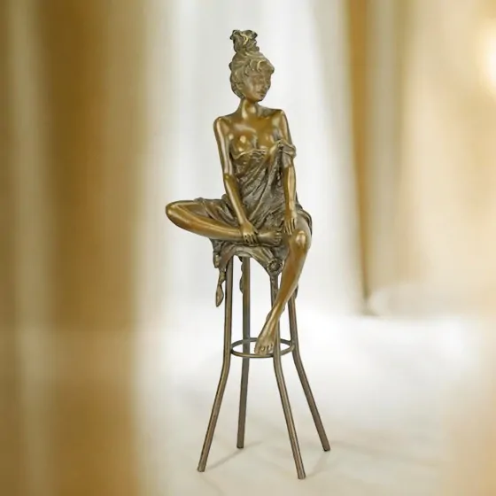 Dáma na stoličce – bronzová soška, ručně vyrobená elegantní umělecká dekorace