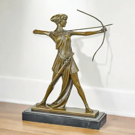 Diana lovkyně – bronzová socha bohyně lovu