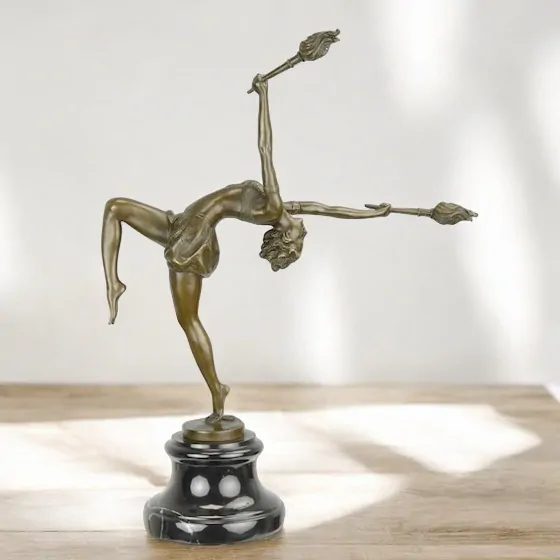 Přeskakovač plamenů – bronzová socha, dynamická dekorace