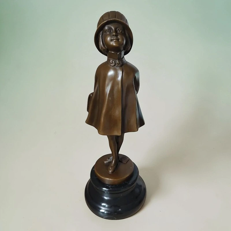 Socha studentky s aktovkou – bronz na mramorovém podstavci – Art Deco figurka – elegantní dekorace