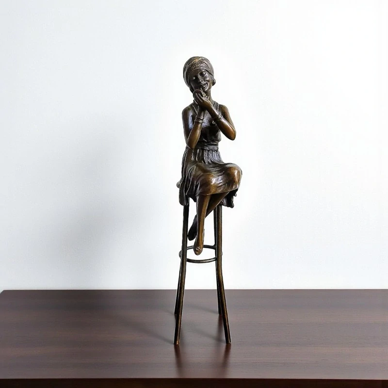 Žena sedící na stoličce – bronzová soška, elegantní ručně vyrobená umělecká dekorace