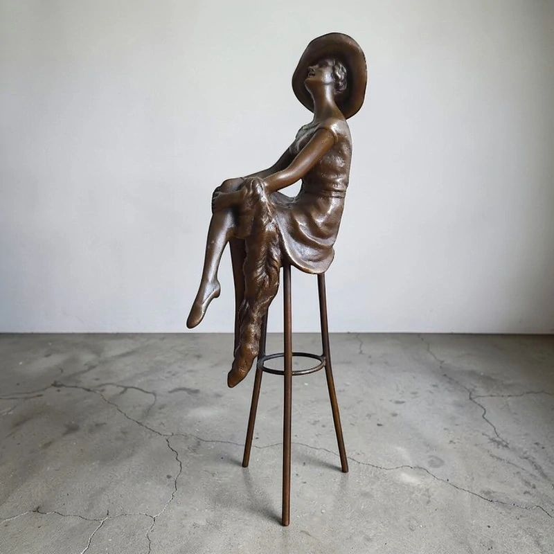 Dáma na stoličce – bronzová soška, ručně vyrobená elegantní umělecká dekorace