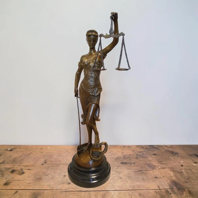 Bronzová figurální socha Spravedlnost – bohyně Themis, Justice 39 cm – symbol práva a rovnováhy