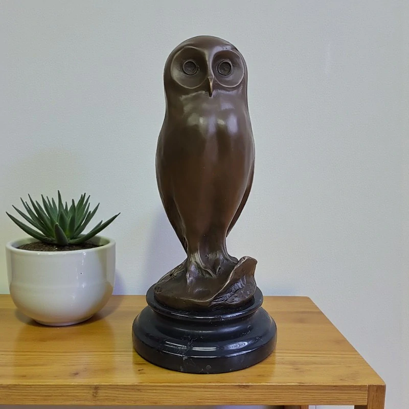 Art Deco bronzová socha sovy na mramorovém podstavci – signovaná, číslovaná sběratelská dekorace