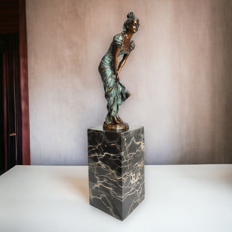 Žena v dlouhých šatech – bronzová soška ve stylu Art Deco