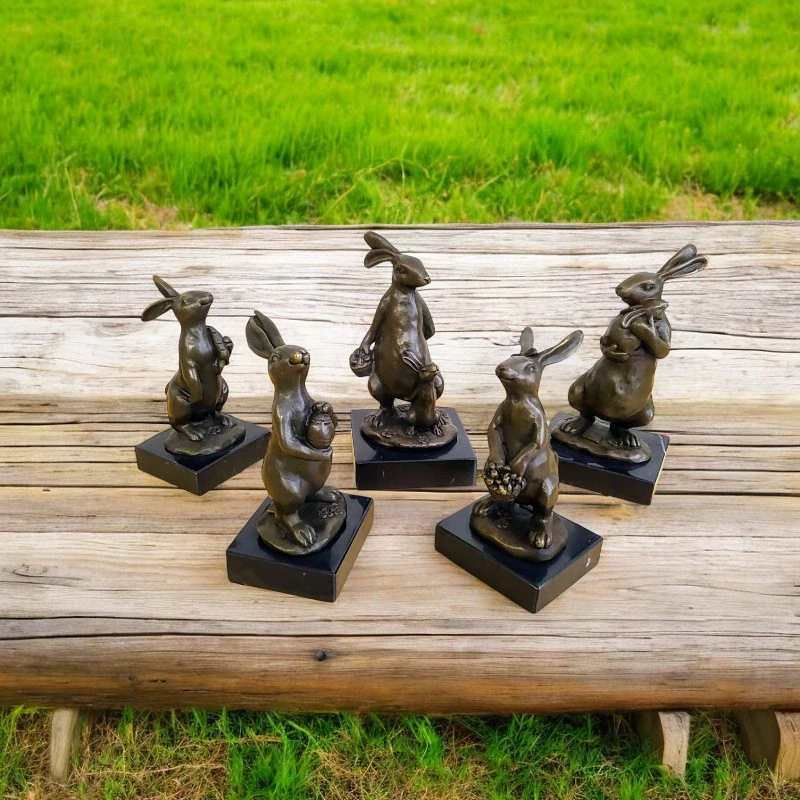 Zajíčí rodina – sada pěti bronzových sošek, sbírka zajíčků