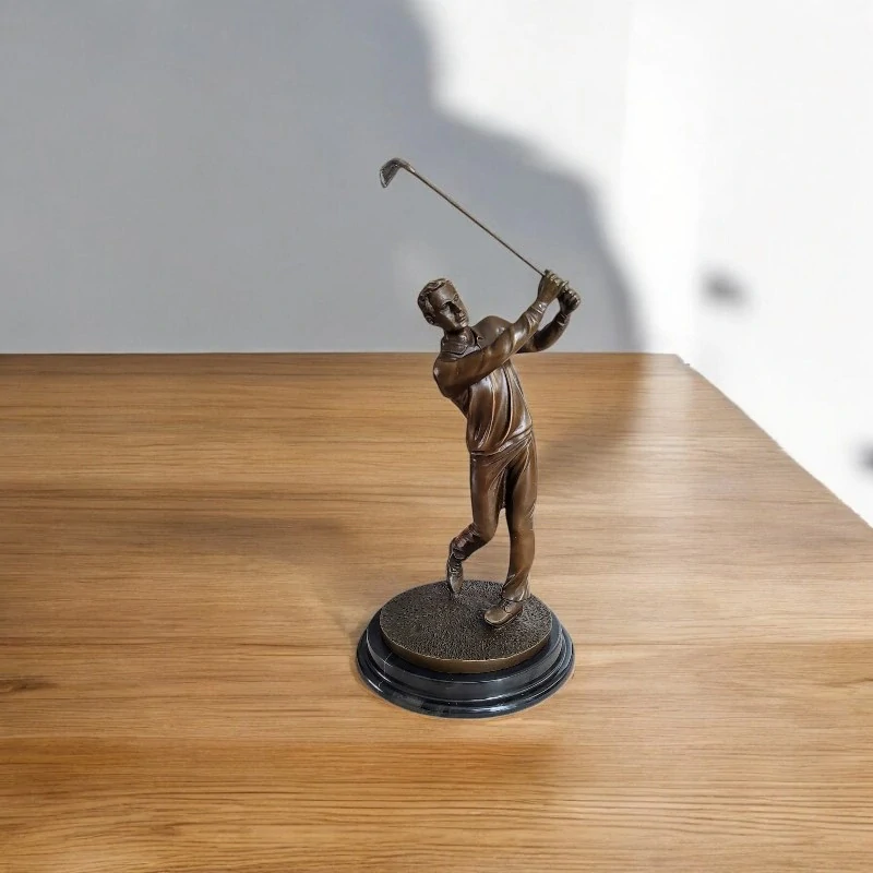 Golfista – bronzová socha hráče golfu, elegantní golfová dekorace do kanceláře