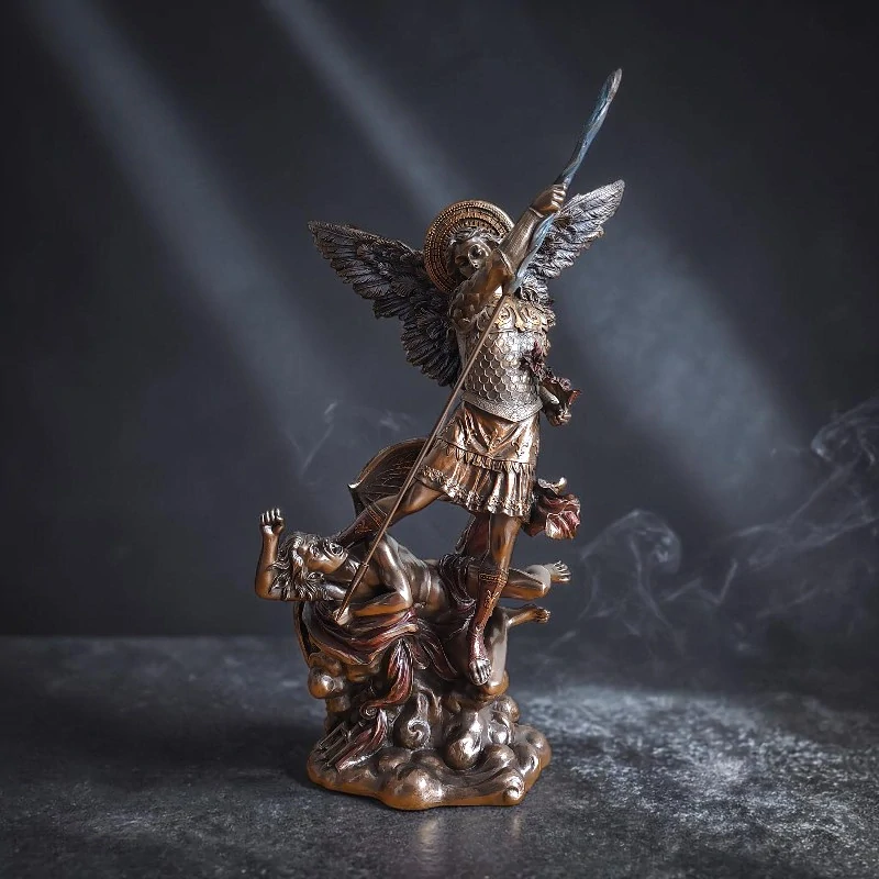 Archanděl Michael vs. Lucifer – soška svatého Michaela, symbol vítězství dobra, Veronese WU73529A4