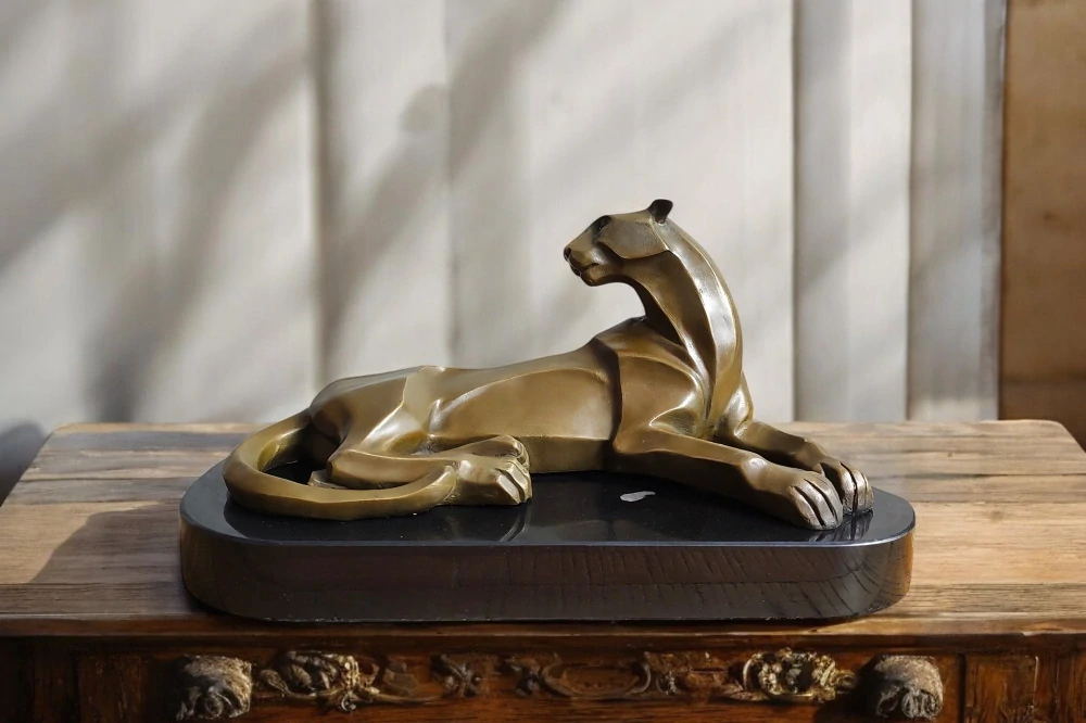 Bronzová socha pantera – elegantní kubistická ležící šelma, umělecká dekorace