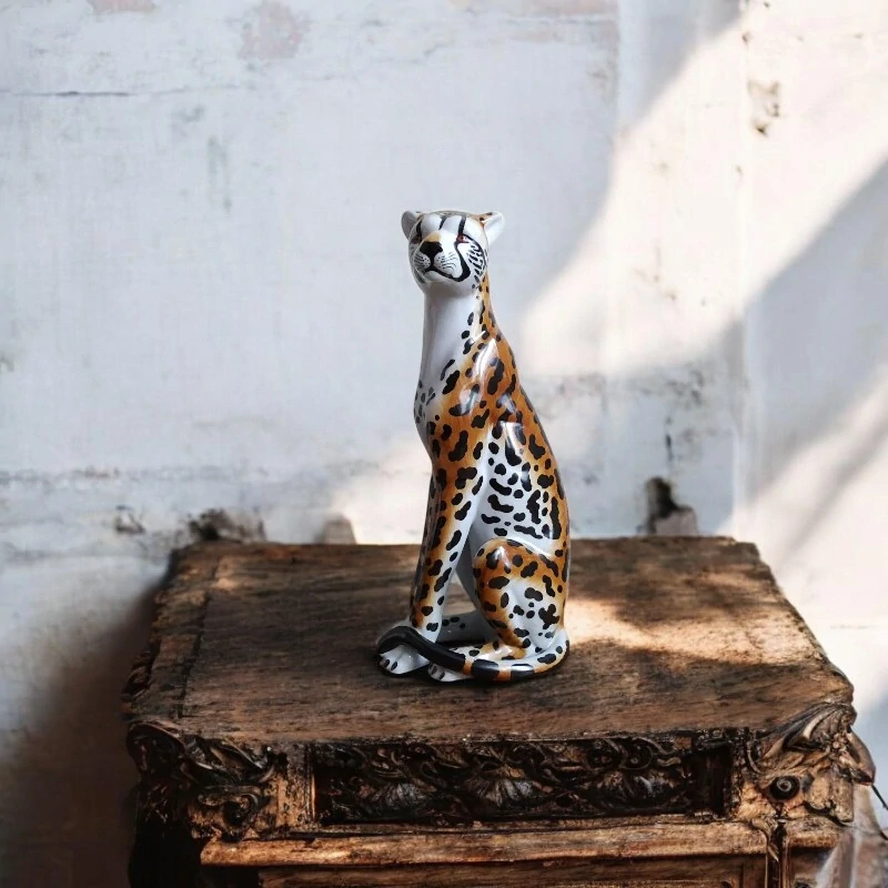 Sedící leopard – keramická socha, elegantní ručně vyrobená zvířecí dekorace do interiéru