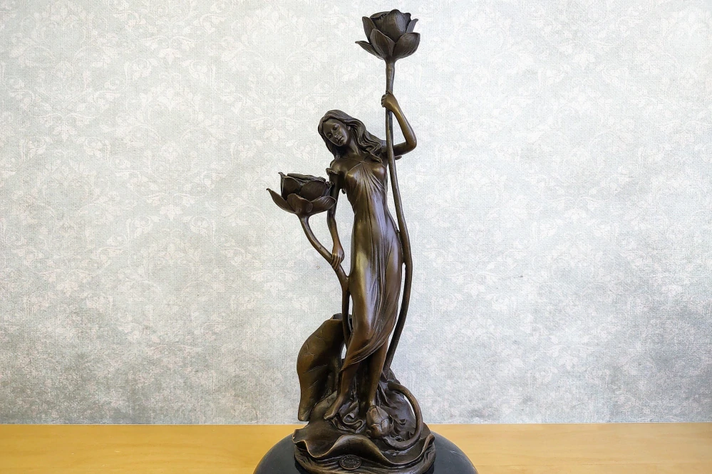 Secesní bronzový svícen – žena s lekníny