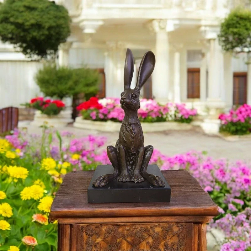 Sedící zajíc - bronzová socha