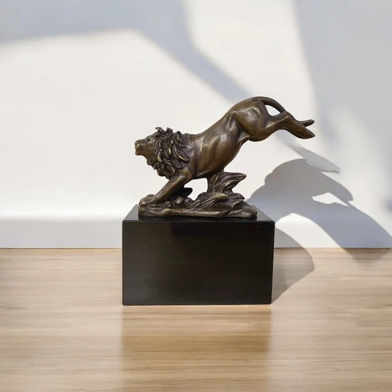 Lev – bronzová figurka