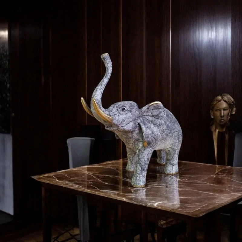 Slon – elegantní bronzová soška se zlatými detaily