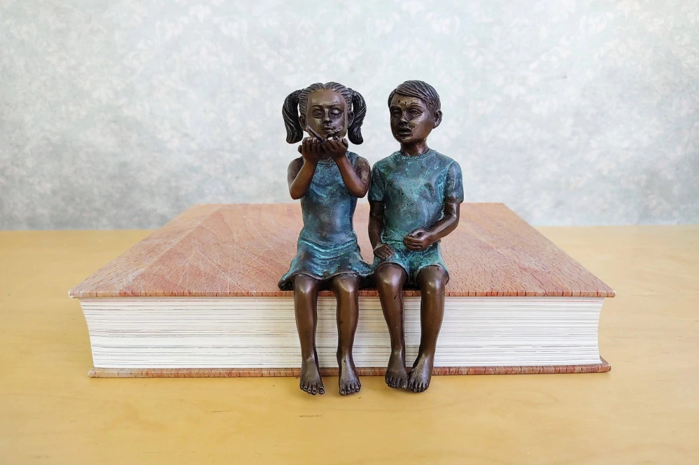 Bronzová soška dívky a chlapce na okraji – romantická ručně vyrobená dekorace