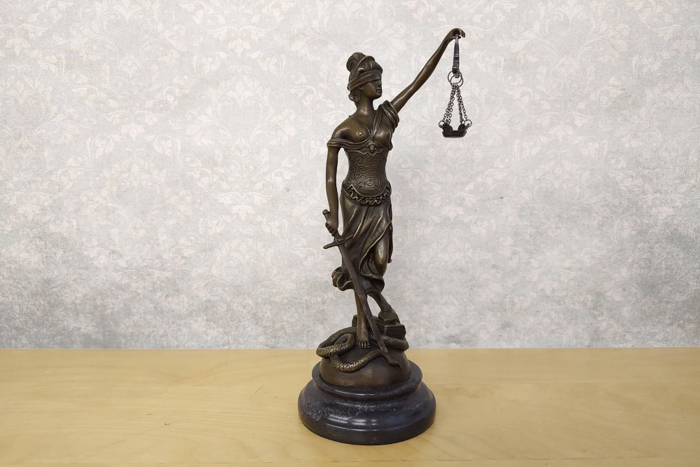 Spravedlnost – Justitia Themis, bronzová socha, elegantní soška bohyně práva