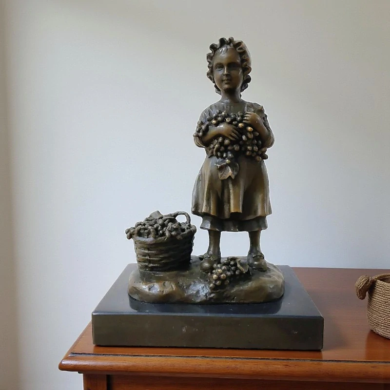 Bronzová soška dívky na mramorovém podstavci – signované umělecké dílo, ručně vyrobená dekorace