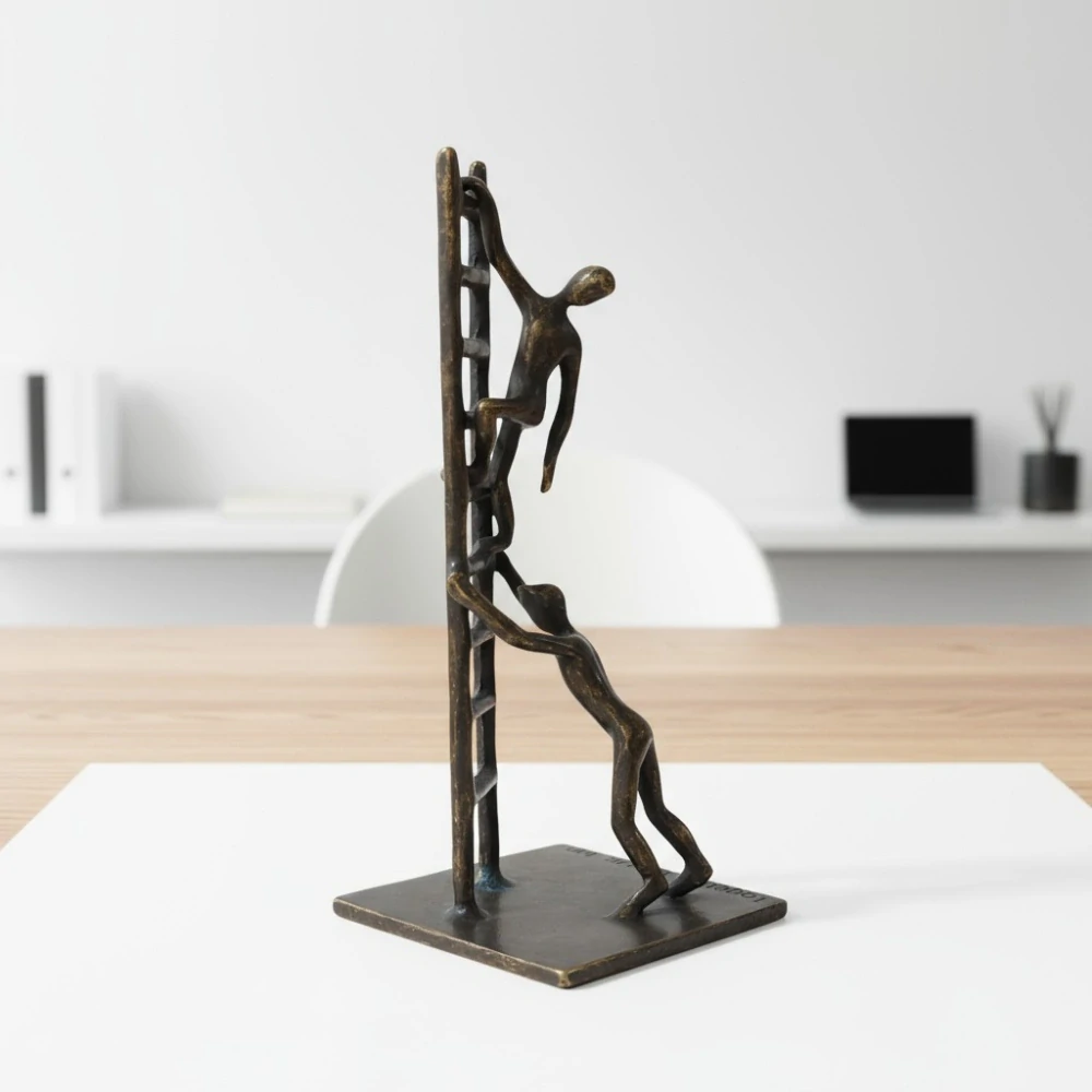 Společně na vrcholu – bronzová soška, symbol spolupráce a úspěchu, umělecká dekorace