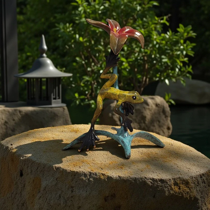 Žába s květinou – umělecká ručně malovaná bronzová soška, originální dekorace
