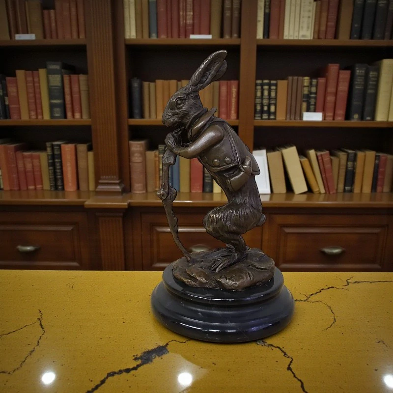 Lovecký zajíc – bronzová soška na mramorovém podstavci