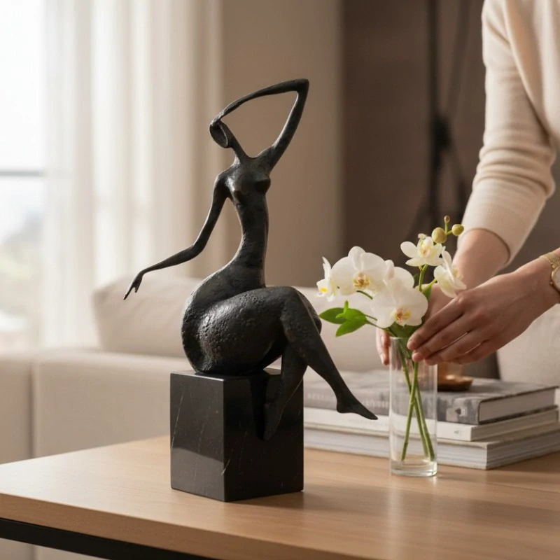 Bronzová socha ženy – Moderní abstraktní umění pro interiér