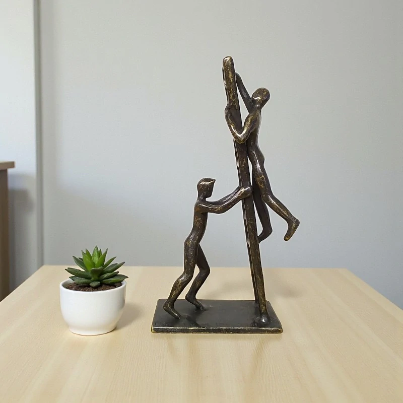 Soška Společně k vrcholu – bronzová figurka symbol spolupráce a úspěchu | Elegantní dekorace
