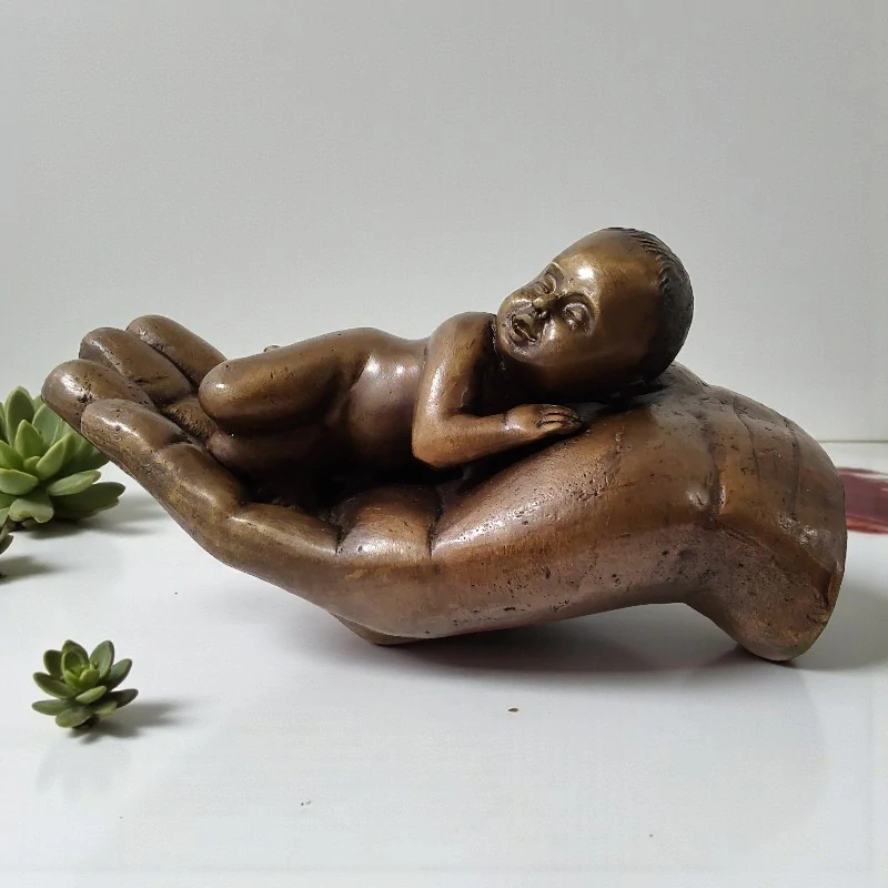 Bronzová socha „Dítě v dlani“ – symbol lásky a ochrany | Elegantní dárek pro nové rodiče