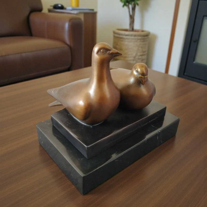 Bronzová soška holubic – číslovaná umělecká figurka lásky na mramorovém podstavci | Ručně odlévaný bronz s pečetí